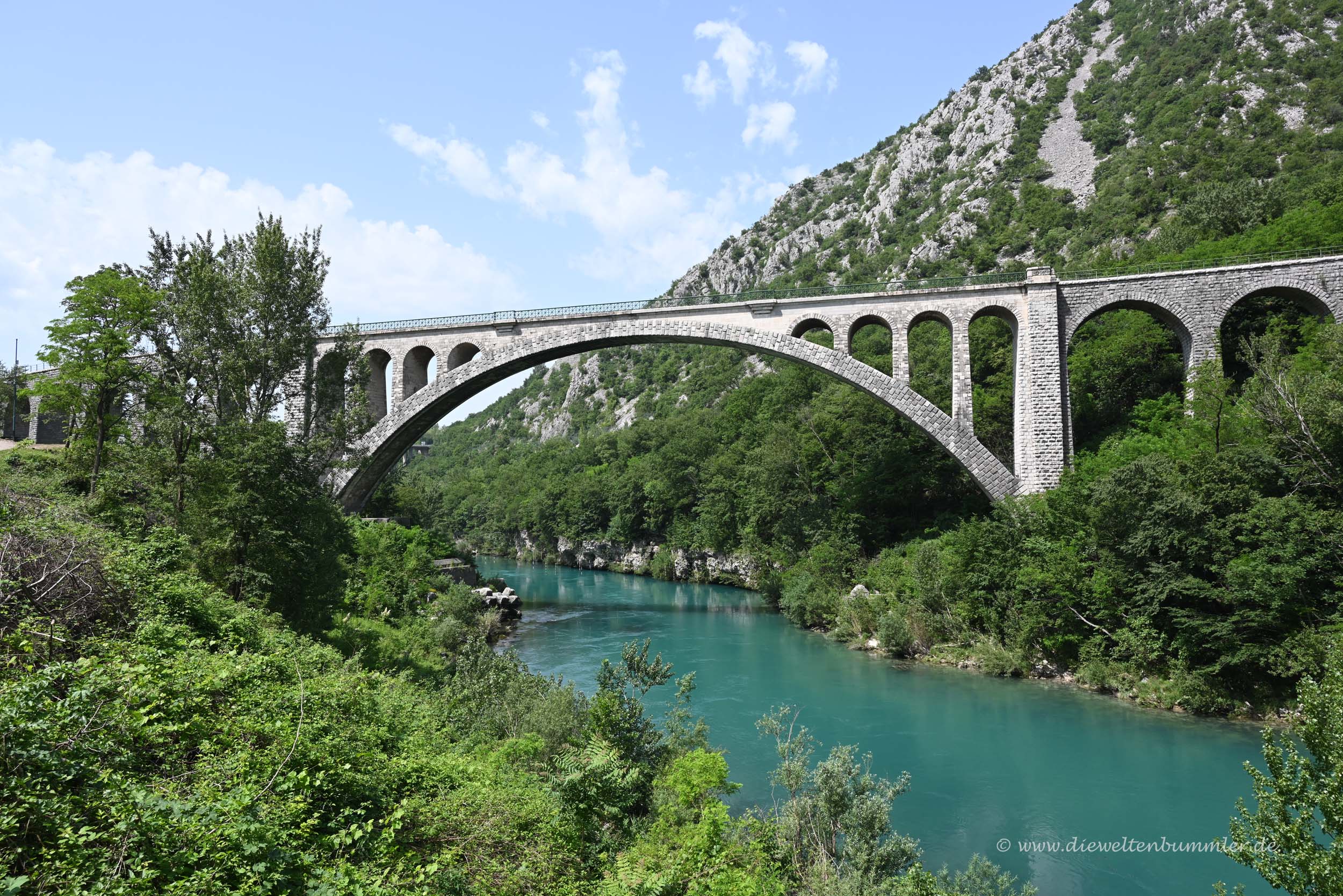 Historische Brücke im Soca-Tal