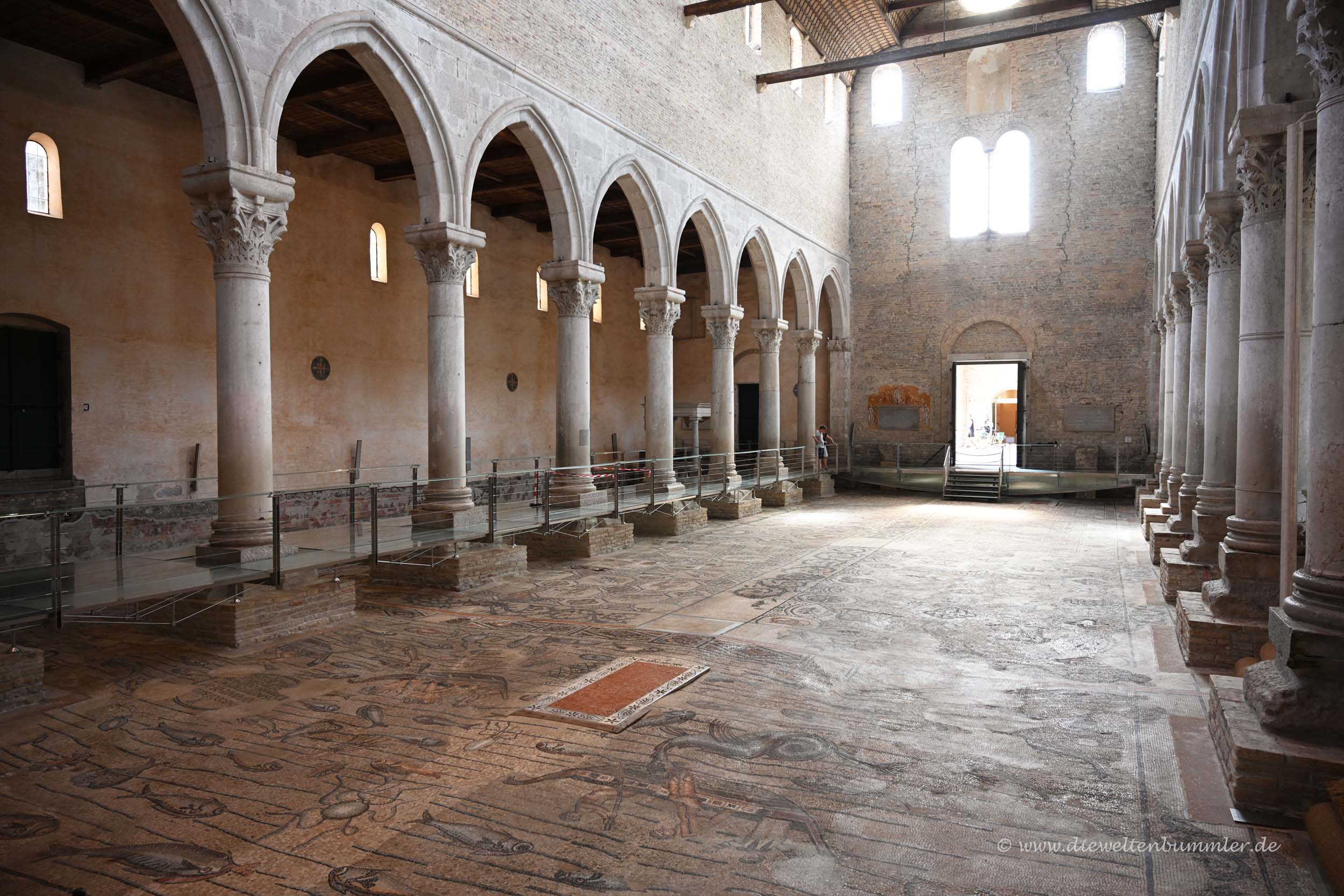 Kirche mit Mosaikboden