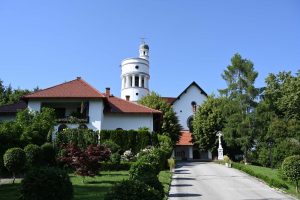 Kirche mit kuriosem Turm in Bogojina