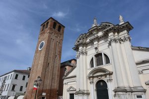 Kirche und Turm in Chioggia
