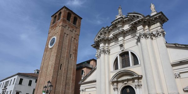 Kirche und Turm in Chioggia