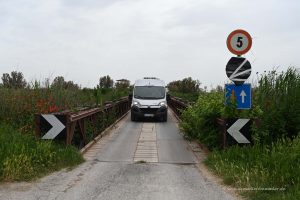 Kleine Brücke mit Wohnmobil