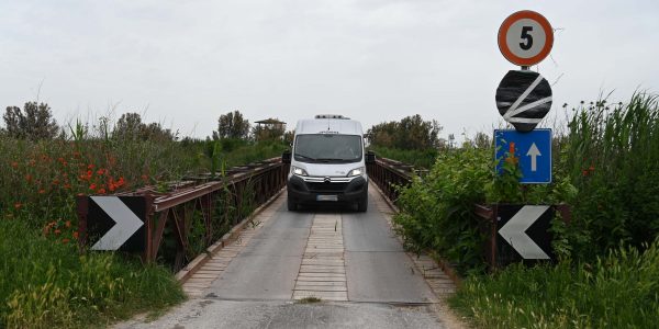 Kleine Brücke mit Wohnmobil