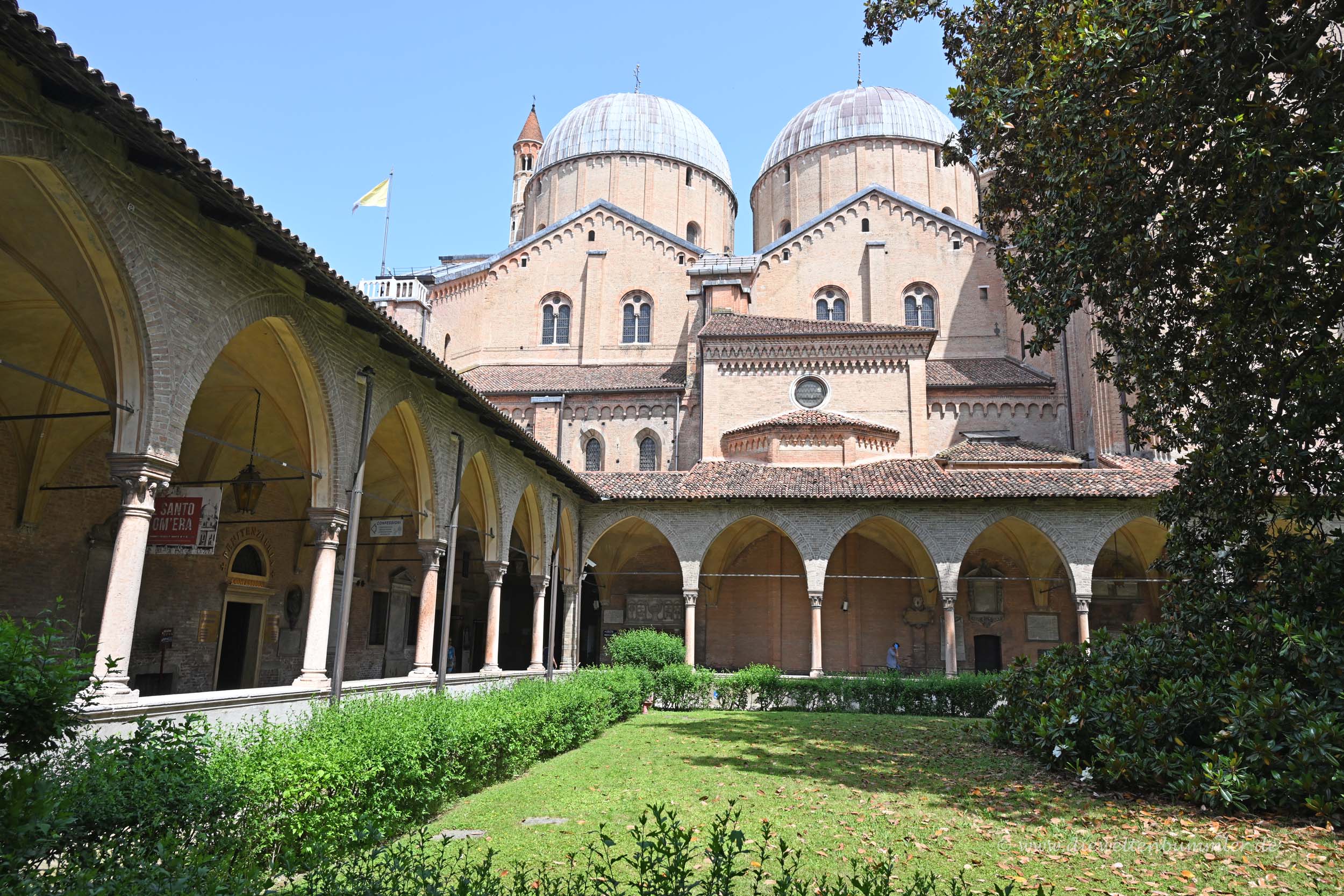 Kreuzgang an der Basilika