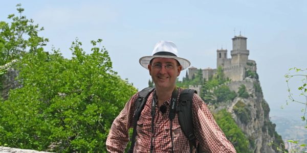 Michael Moll vor der Burg San Marino