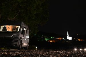 Wohnmobilstellplatz am Abend