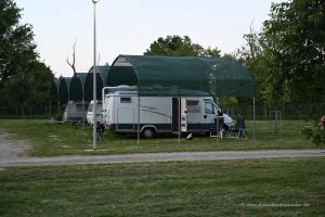 Überdachte Parzellen auf dem Campingplatz