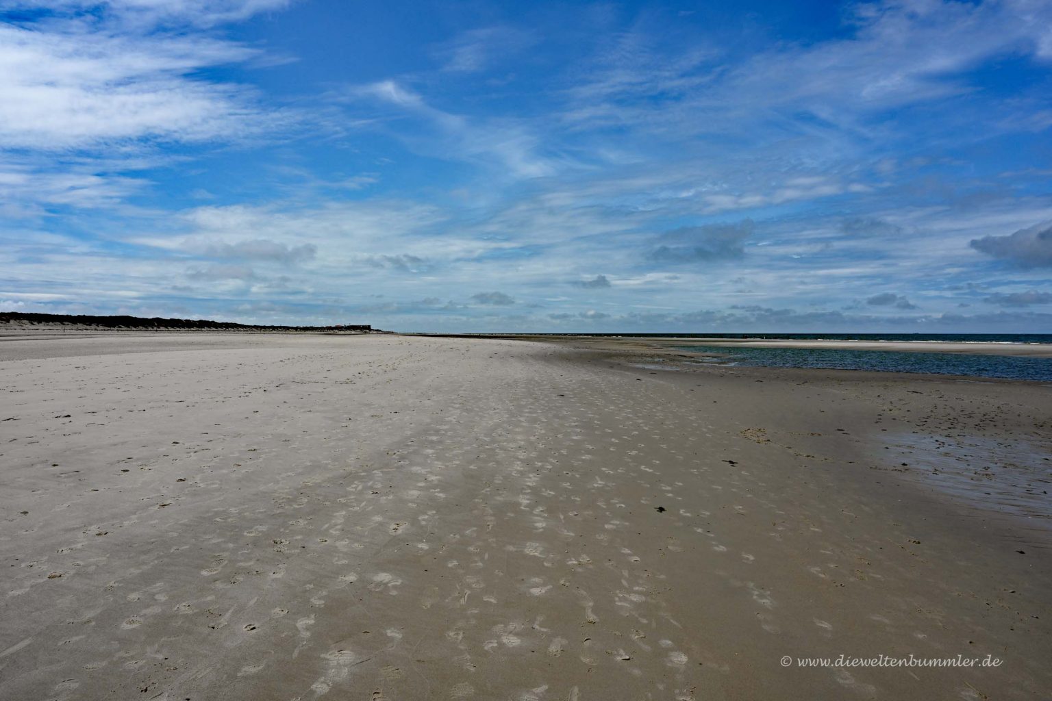 Weiter Strand im Westen der Insel