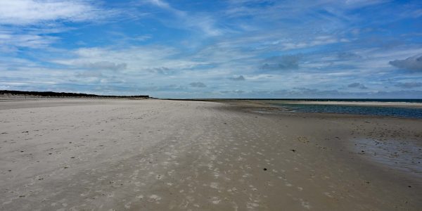 Weiter Strand im Westen der Insel