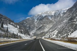 Breiter Highway in die Berge
