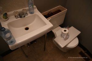 Verdrecktes Wasser im Bad