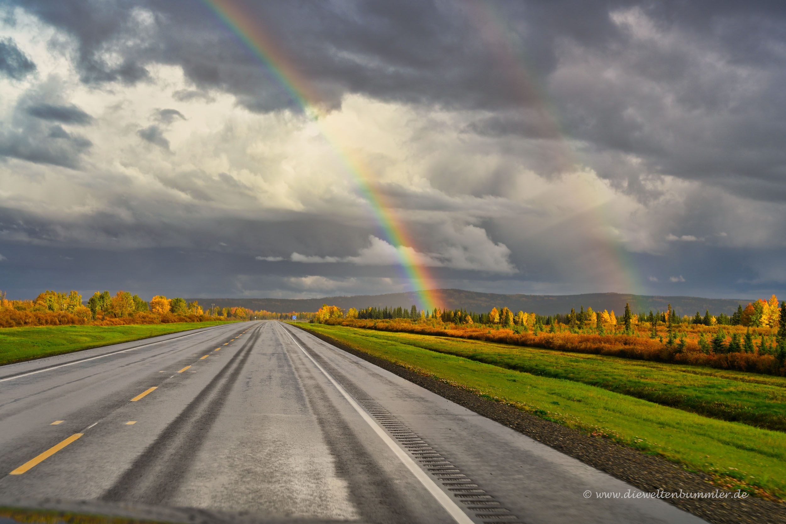 Regenbogen über dem Alaska Highway