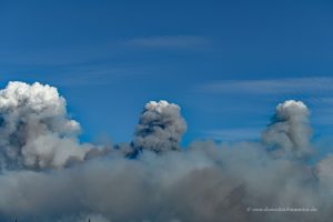 Rauchsäulen der Waldbrände