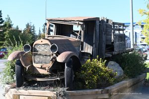 Oldtimer vor dem Hotel in Whitehorse