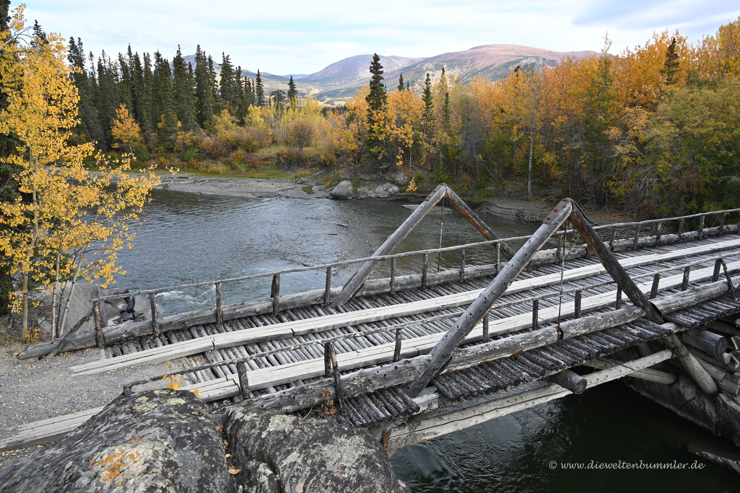 Kleine Holzbrücke am Alaska Highway