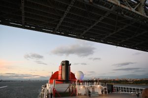 Das Schiff passt gerade so eben