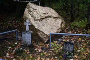 Goldfarbener Stein auf dem Friedhof