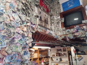 Geldscheine an Wand und Decke