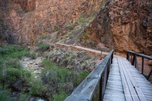 Brücke in der engen Schlucht