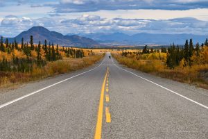 Alaska Highway westlich in Whitehorse