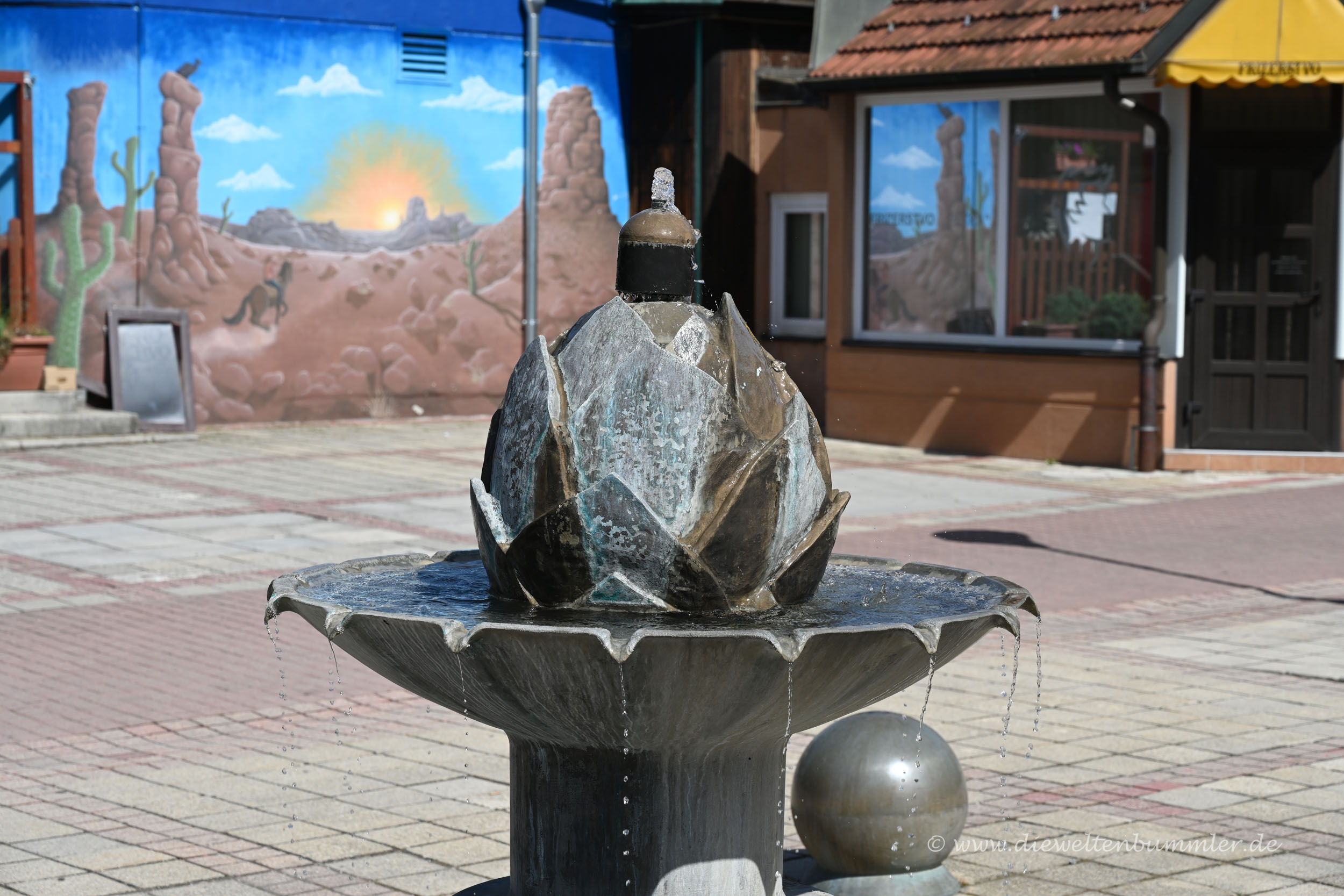 Brunnen in Form einer Hopfendolde