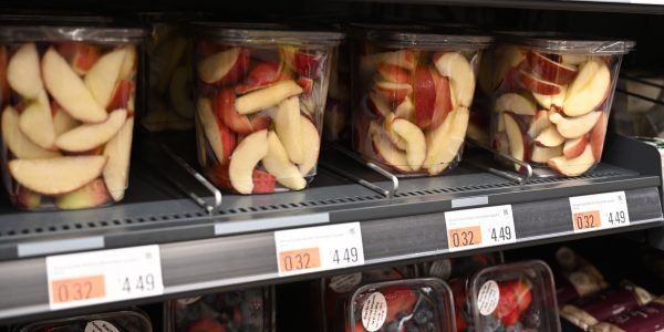 Geschnittenes Obst im Becher