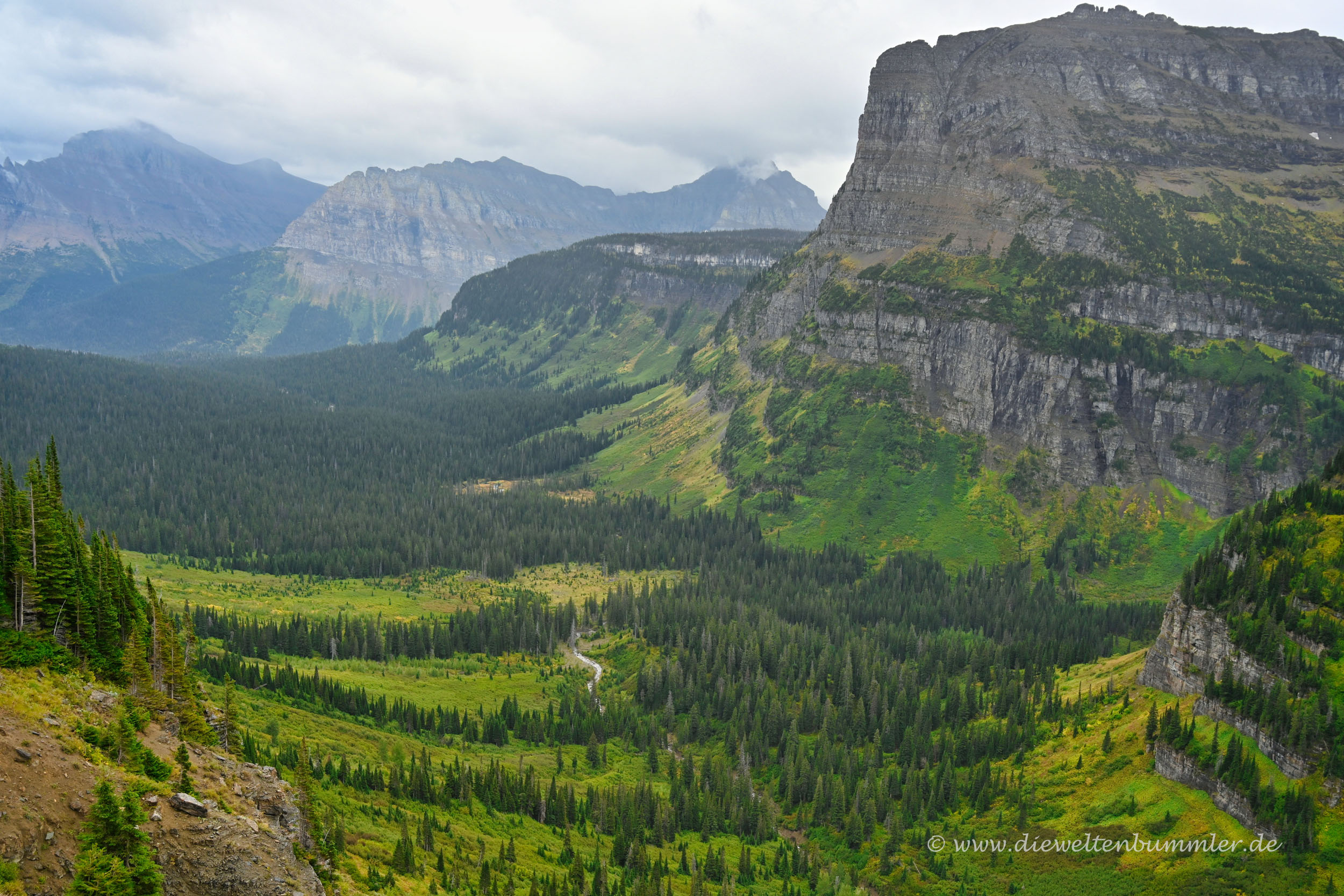 Heavy Runner Mountain rechts im Bild