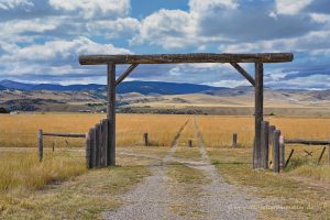 Klassische Einfahrt einer Ranch