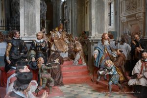 Lebensgroße Figuren in den Kapellen