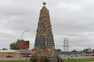 Obelisk am geografischen Mittelpunkt