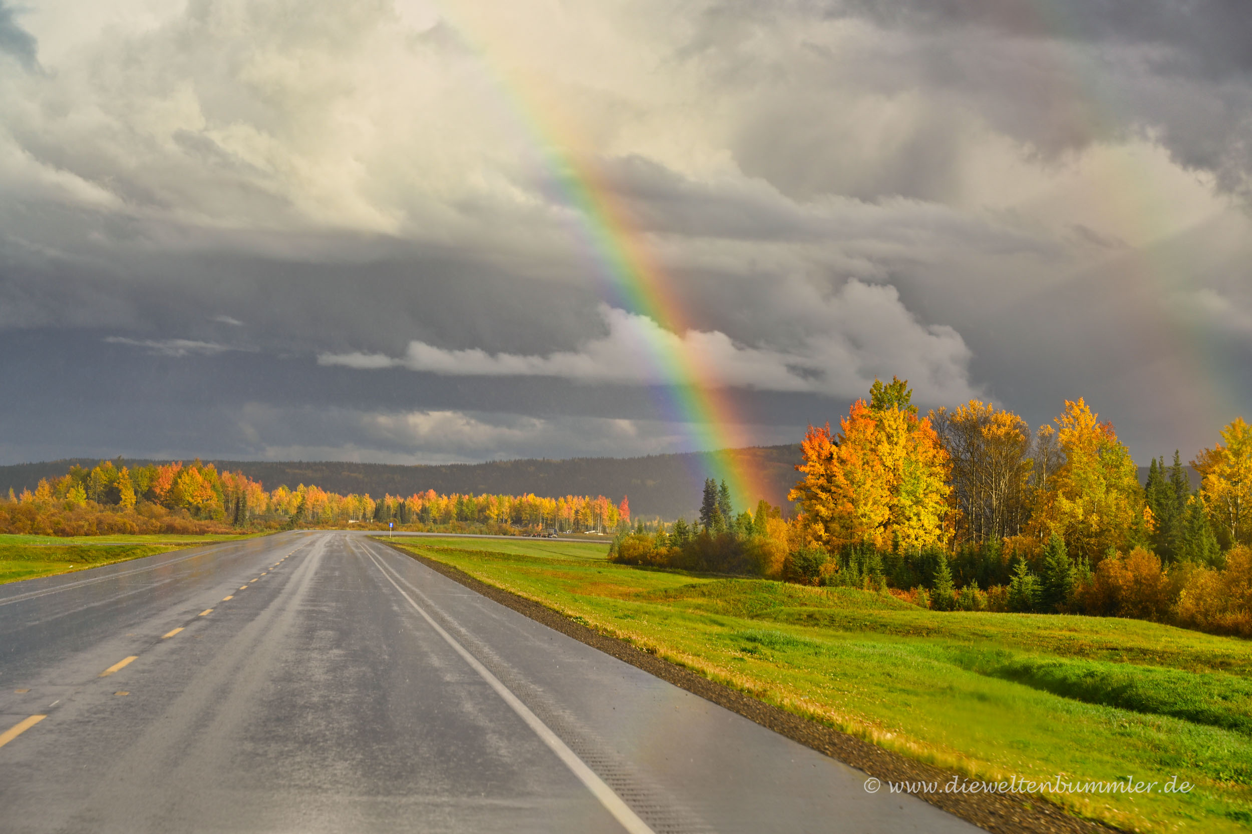 Regenbogen über dem Alaska Highway