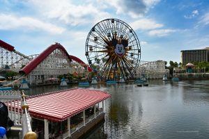 Riesenrad mit Micky Maus