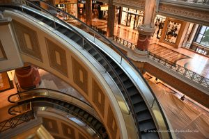 Rolltreppe in Bogenform