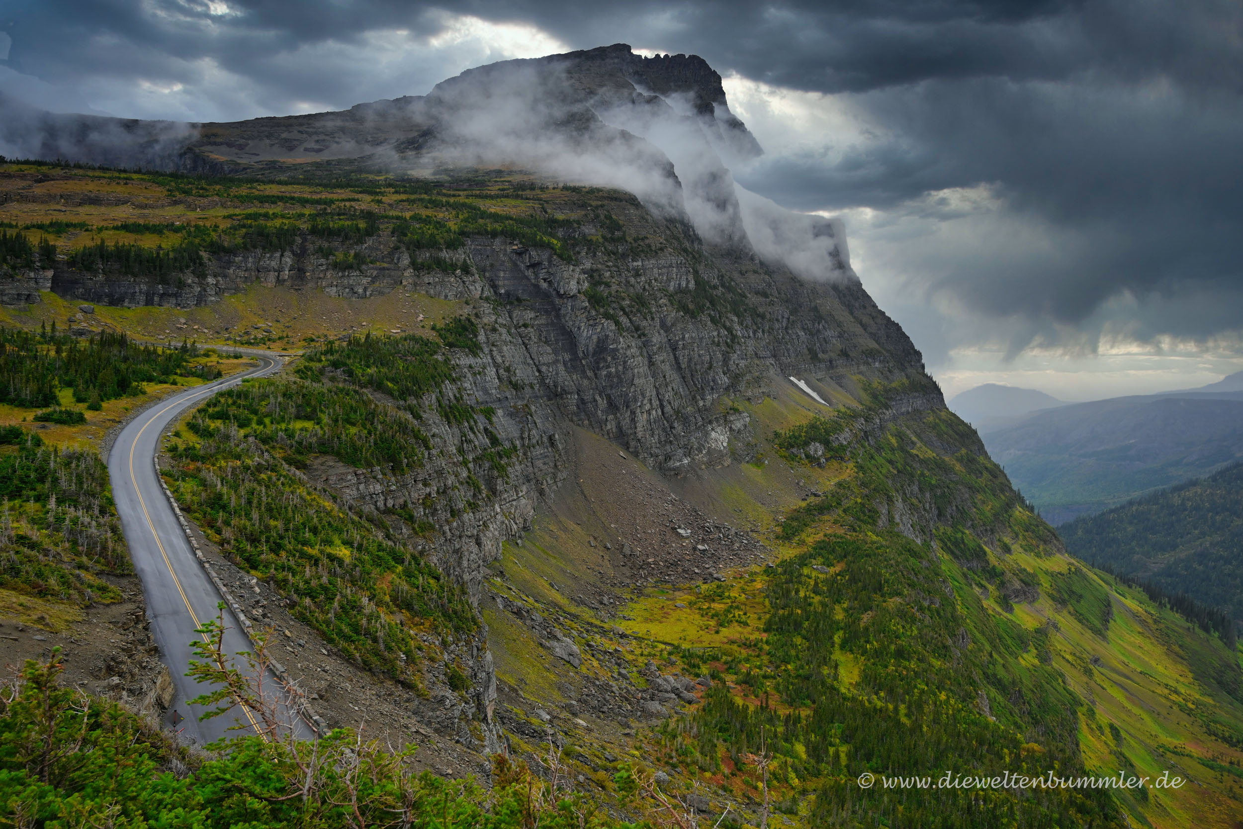 Straße am Logan Pass