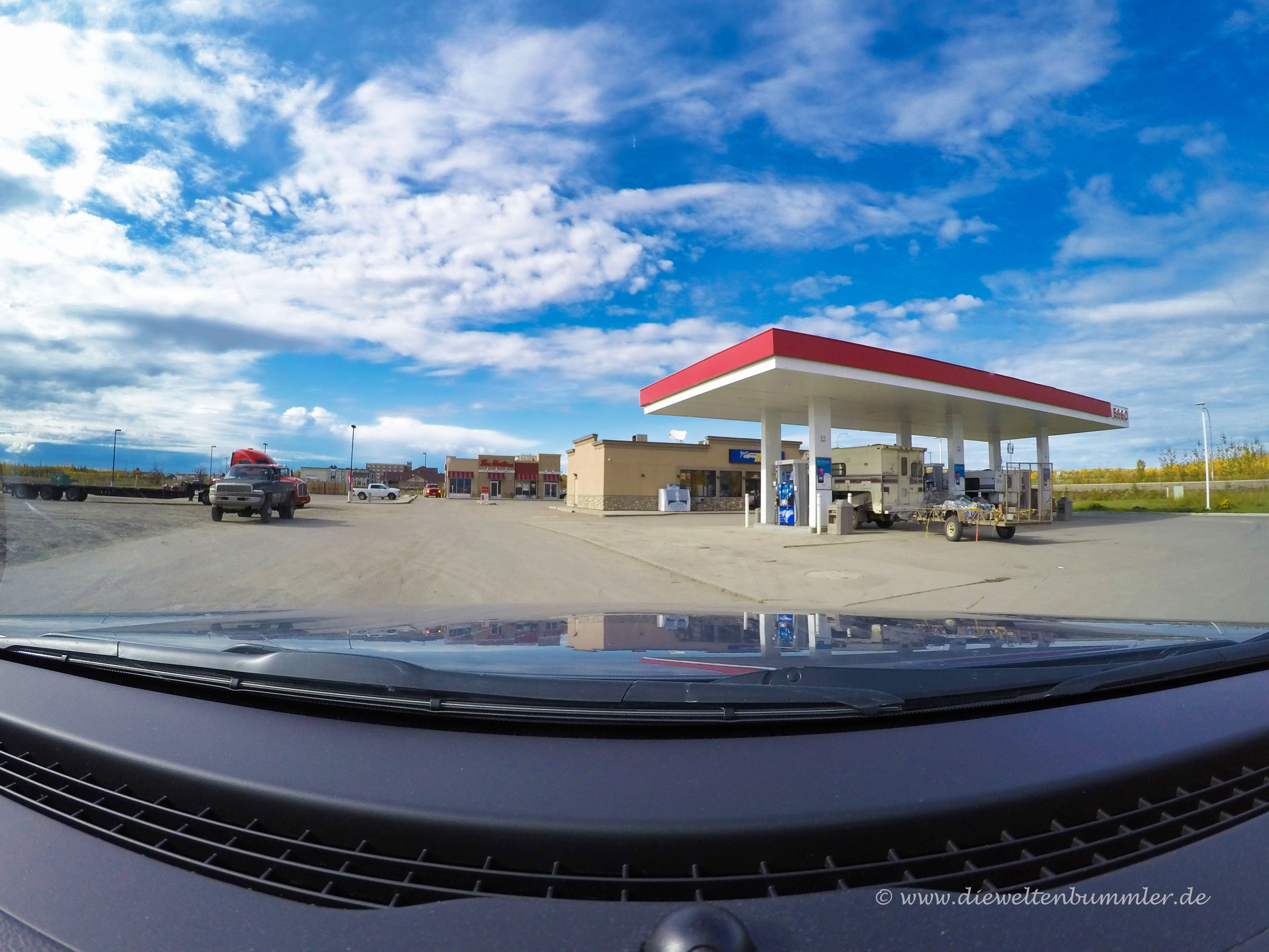 Tankstelle und Tim Hortons in Fort Nelson