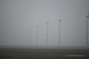 Windräder im Nebel