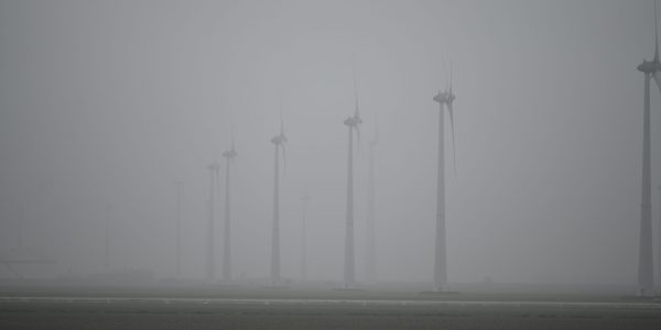 Windräder im Nebel