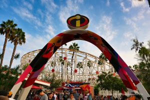 Zugang zum Incredicoaster - der Achterbahn