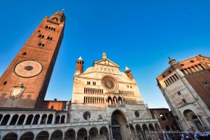 Kathedrale mit Turm und Baptisterium