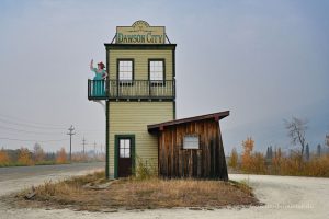 Ortseingangsschild von Dawson City