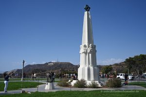 Skulptur vor dem Observatorium