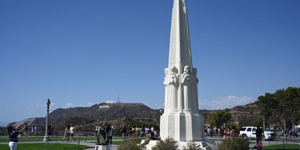Skulptur vor dem Observatorium