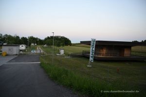 Stellplatz mit Sanitärgebäude