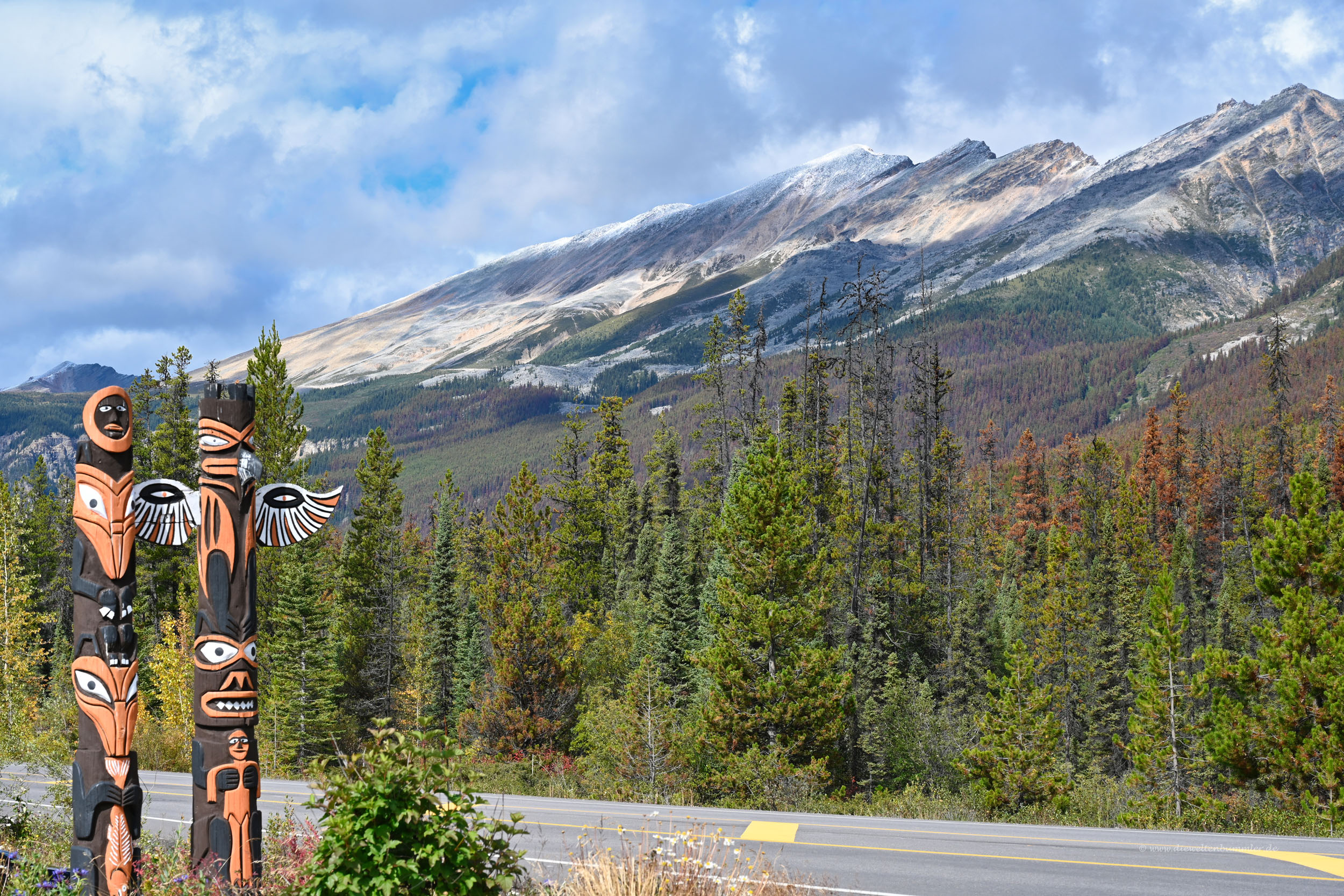 Totempfahl an der Straße