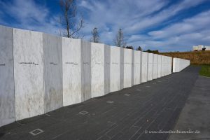 Wand mit Opfernamen