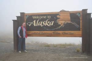 Alaska-Schild im Nebel