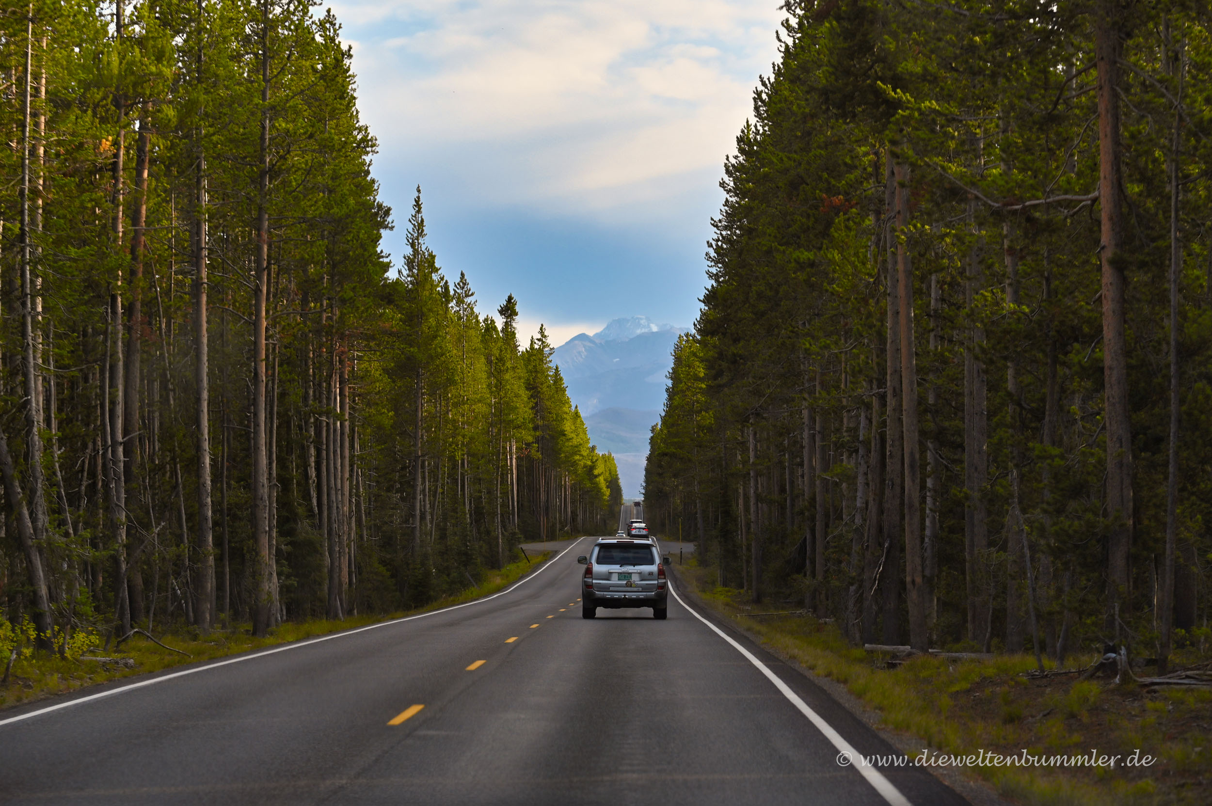 Auf dem Weg sieht man schon Berge