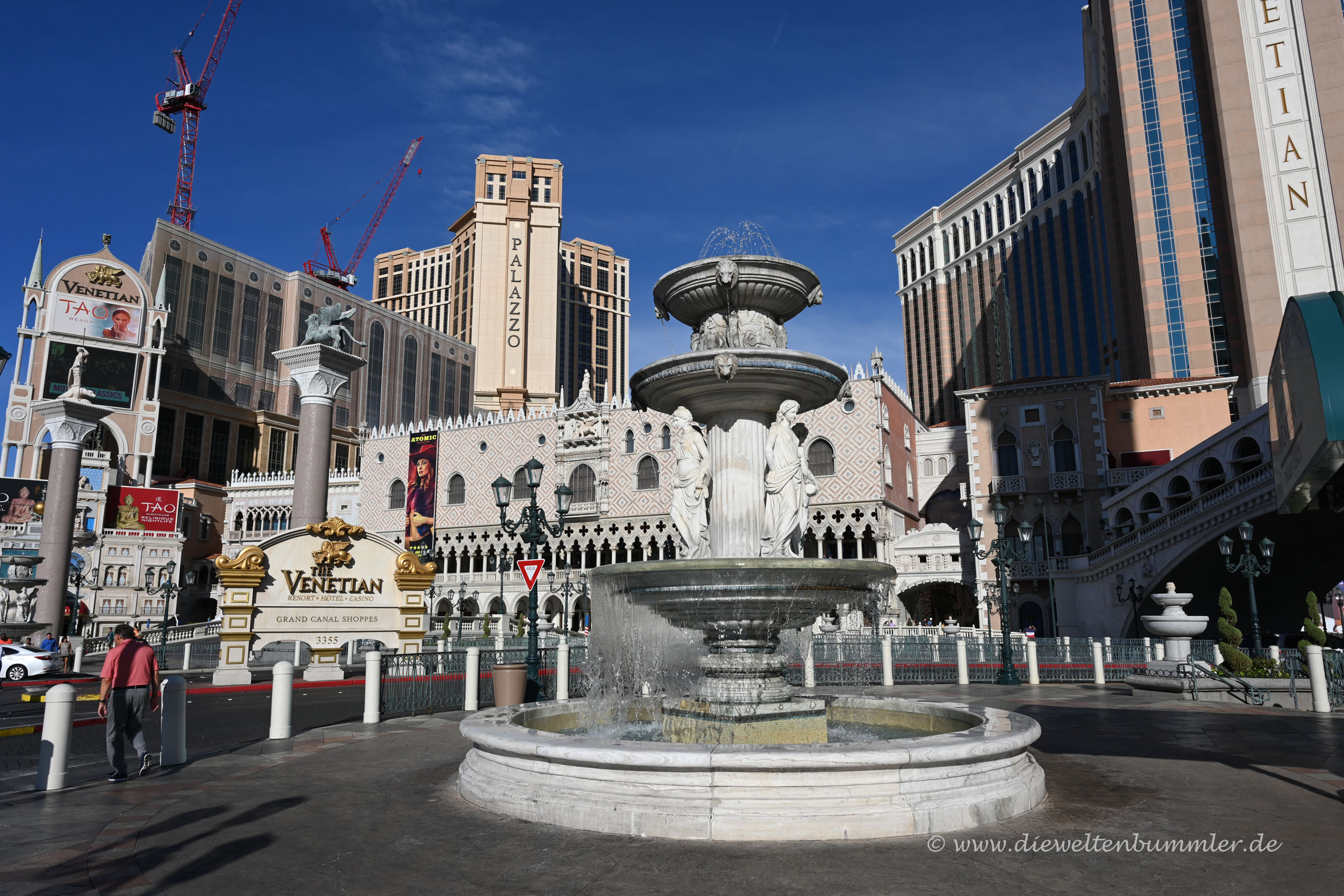 Brunnen vor dem Hotel