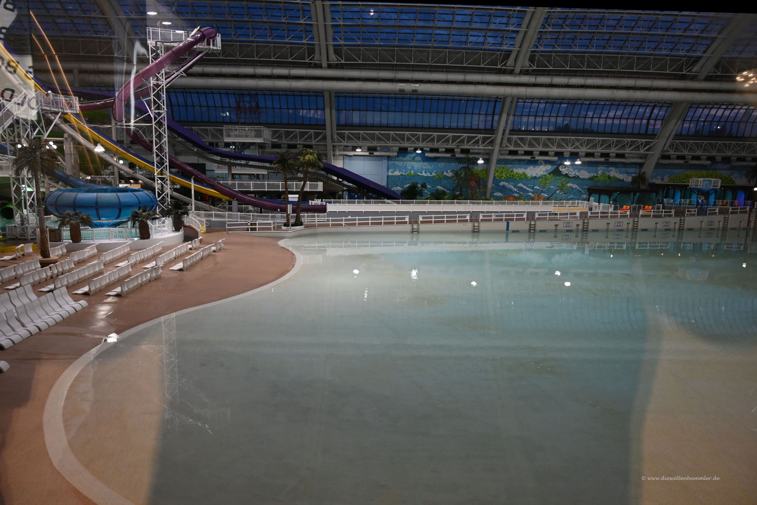 Durch die Scheibe das Schwimmbad gesehen