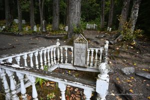 Friedhof mit Goldgräbern